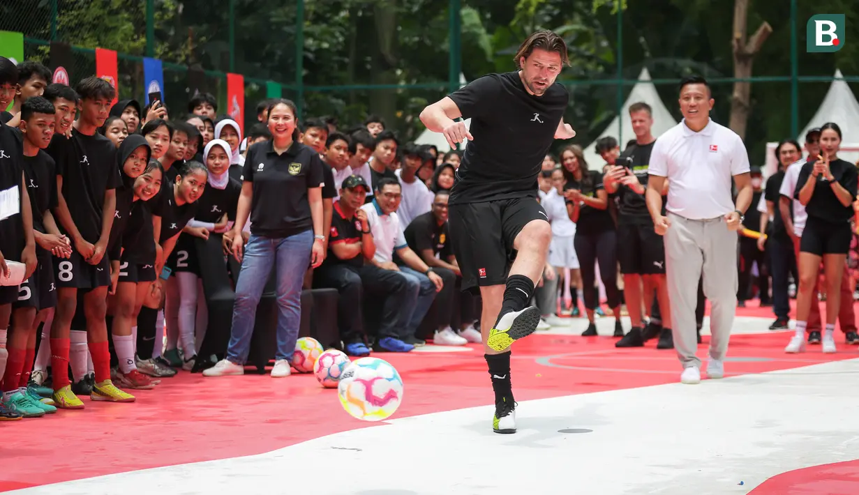 <p>Legenda Borussia Dortmund, Roman Weidenfeller menendang bola saat Bundesliga Common Ground yang berlangsung di RPTRA Bhinneka, Pesanggrahan, Jakarta Selatan, Sabtu (11/02/2023). (Bola.com/Bagaskara Lazuardi)</p>