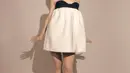Dress bustier satin dengan nuansa monokrom juga tampak selaras dengan tas yang dikenakannya.