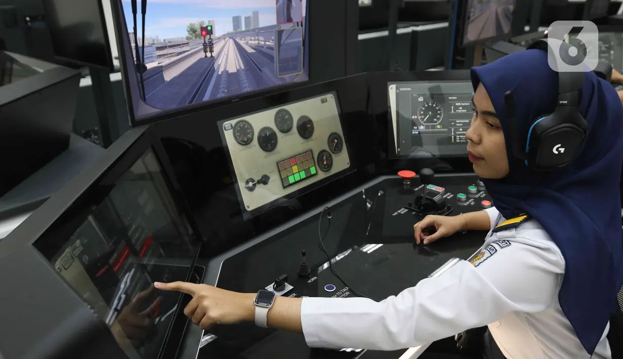 Masinis saat melakukan latihan simulator Kereta Light Rail Transit (LRT) di Depo Jatimulya, Bekasi, Jawa Barat, Kamis (6/7/2023). (Liputan6.com/Herman Zakharia)