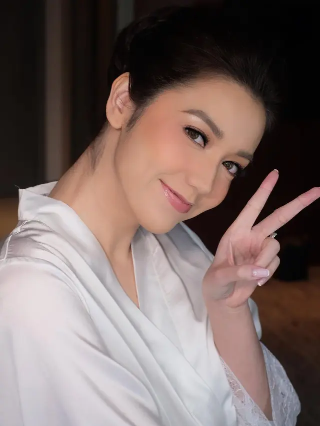 Umumkan Menikah, Ini 5 Potret Detail Makeup Velove Vexia di Hari Pernikahan