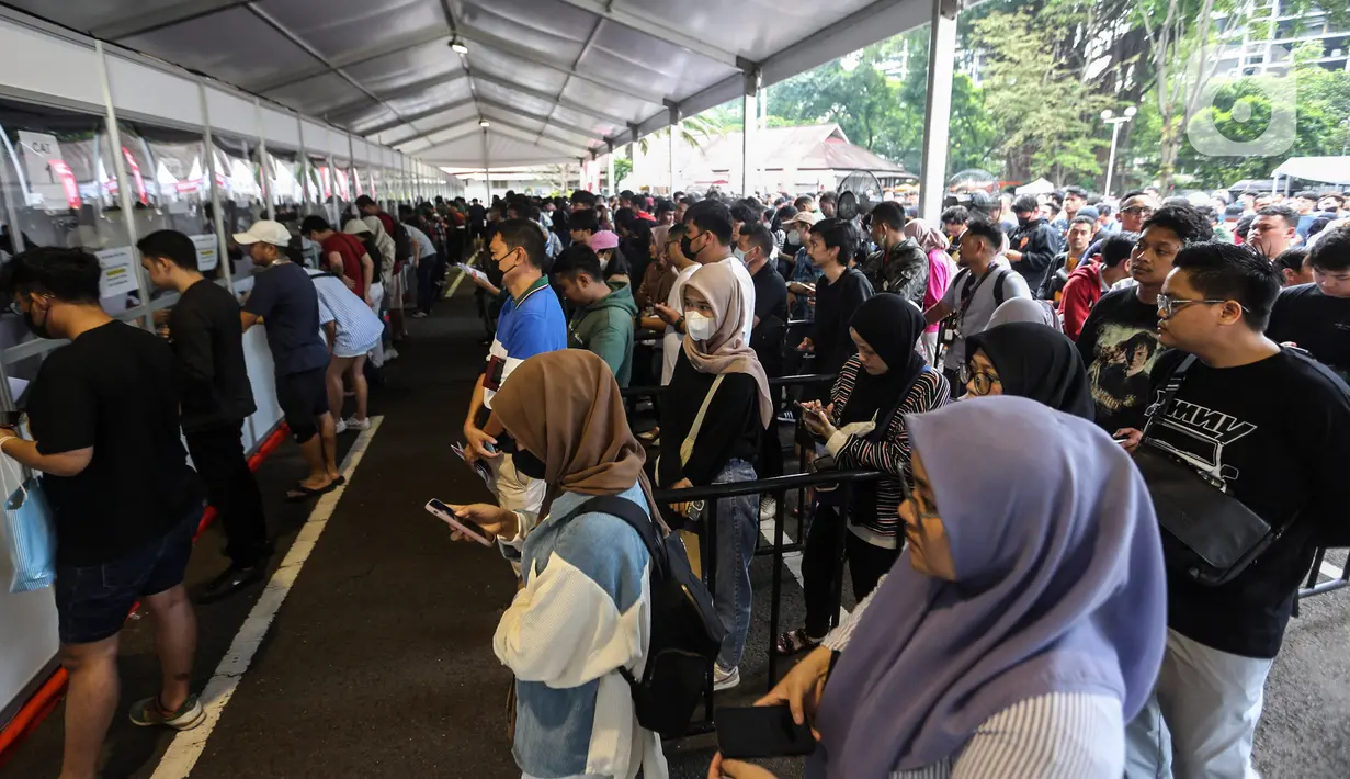 <p>Penukaran tiket dilakukan mulai hari Jumat (16/6/), khusus untuk kategori tiga, hingga Minggu (18/6). (Liputan6.com/Johan Tallo)</p>