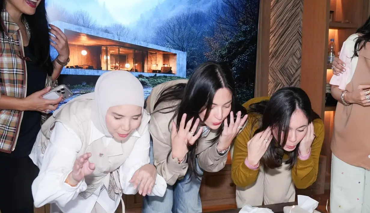 Tya Ariestya dan Nia Ramadhani kompak kenakan busana bernuansa khaki. Nia padukan cropped jacket dengan jeans, sedangkan Tya kenakan lengan panjang dengan vest, celana, dan hijab khaki [@ramadhaniabakrie]