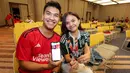 <p>Sepasang fans MU memperlihatkan tiket pembelian Roaring Night Liga Inggris antara Manchester City melawan Manchester United yang berlangsung di Hotel IBIS Style, Tanah Abang, Jakarta, Minggu (03/03/2024). (Bola.com/Bagaskara Lazuardi)</p>