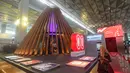 Calon penumpang melihat instalasi arsitektur Nusantara Heritage bertajuk "Tanah Api, Jejak Jiwa” di Terminal 3 Bandara Soekarno-Hatta, Tangerang, Banten, Kamis (14/8/2025). (merdeka.com/Arie Basuki)