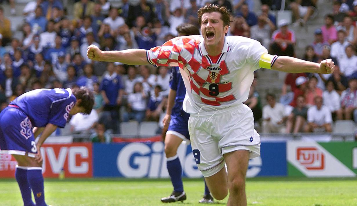 Gol kedua Davor Suker di Piala Dunia 1998 dicetak saat Kroasia menang tipis 1-0 atas Jepang di matchday kedua fase Grup H (20/6/1998). Gol dicetak lewat sepakan keras kaki kiri yang menjadi spesialisasinya di meit ke-77. Kemenangan 1-0 atas Jepang memastikan Kroasia lolos ke babak 16 besar karena telah mengantongi dua kali kemenangan dan di matchday ketiga harus berjibaku dengan Argentina untuk memeperebutkan posisi juara Grup H. (AFP/Jacques Demarthon)
