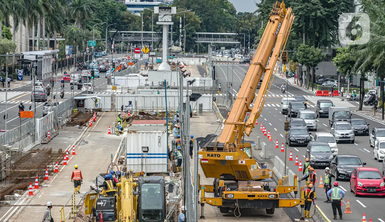 Pekerja mengoperasikan alat berat saat menggarap proyek MRT Fase II Bundaran HI-Harmoni di Jalan M.H. Thamrin, Jakarta, Rabu (10/2/2021). PT MRT Jakarta mengungkapkan pembangunan jalur MRT Jakarta Fase II Bundaran HI-Harmoni molor akibat pandemi COVID-19. (Liputan6.com/Faizal Fanani)