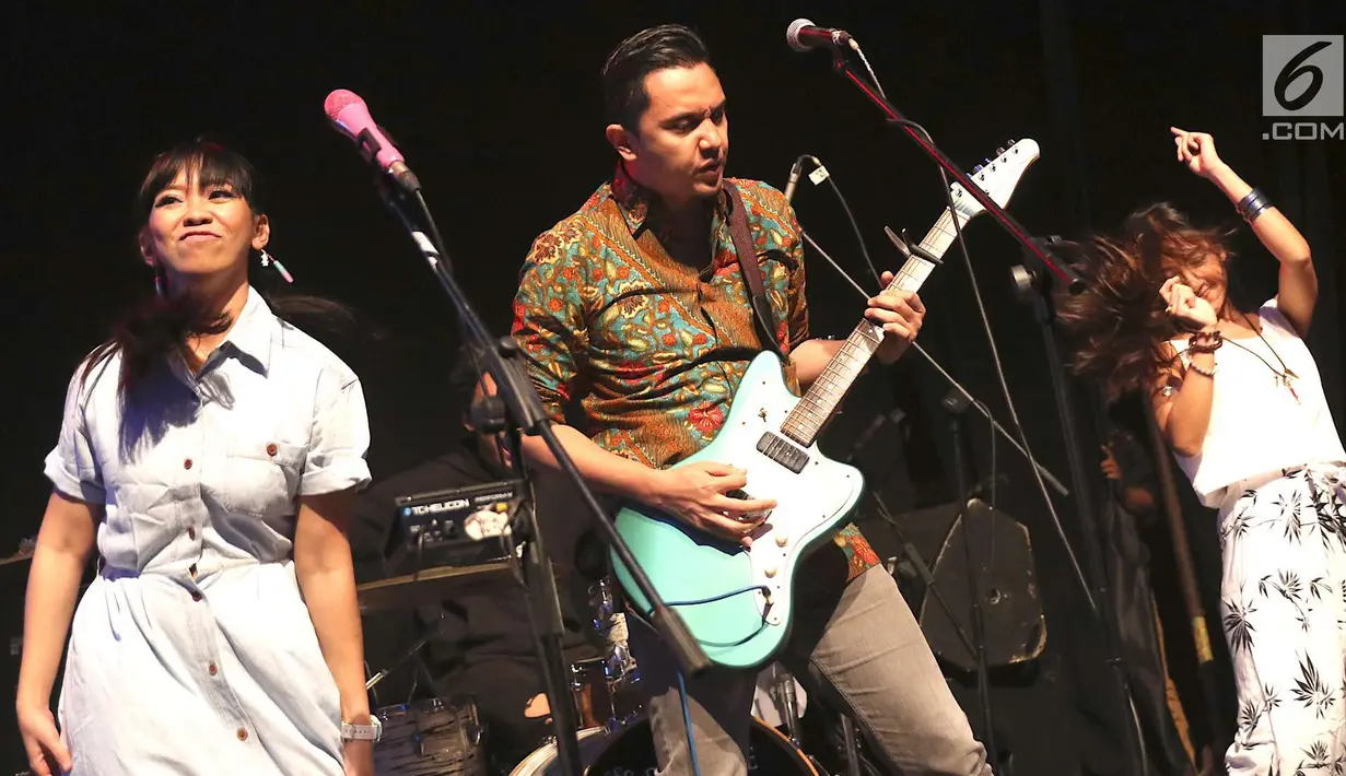 Aksi panggung grup musik Barasuara saat tampil dalam acara XYZ Day 2018 di Jakarta, Rabu (25/4). (Liputan6.com/Immanuel Antonius)