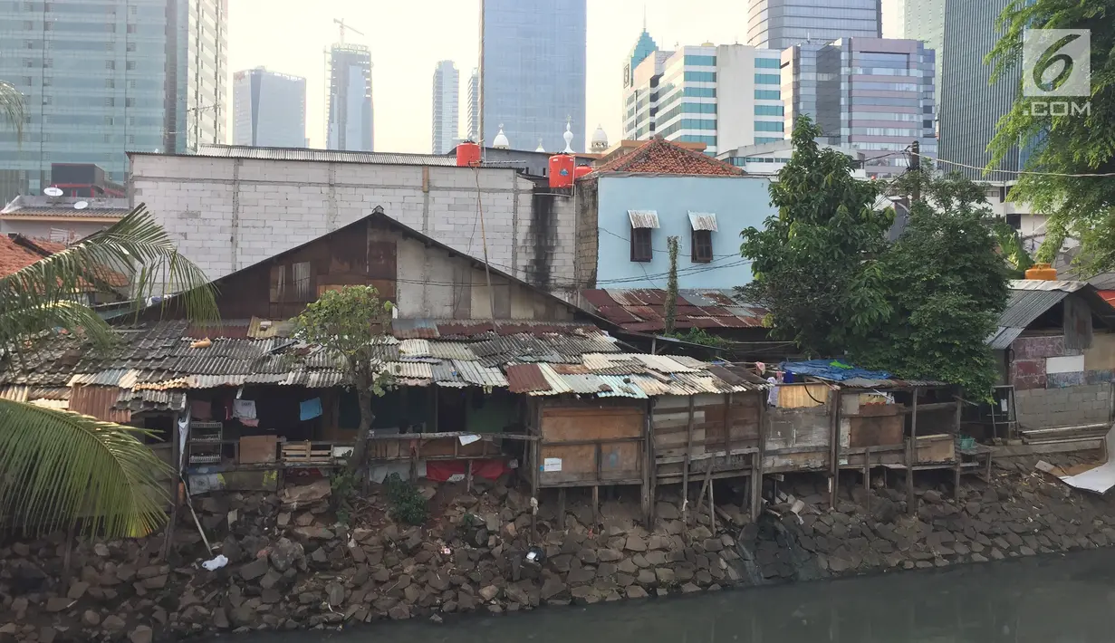 Lanskap rumah kumuh berlatar gedung bertingkat terlihat di kawasan Kuningan, Jakarta, Jumat (2/2). Wakil Gubernur DKI Jakarta, Sandiaga Uno yakin target menurunkan angka kemiskinan tersebut akan tercapai. (Liputan6.com/Immanuel Antonius)