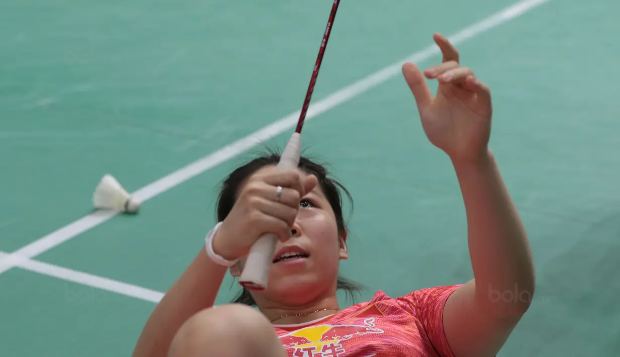 Pebulutangkis China, Jia Yifan jatuh saat mengejar kok melawan pasangan Indonesia, Della Haris dan Rizki Amelia pada babak kedua Daihatsu Indonesia Master 2018 di Istora Senayan, Kamis (25/1/2018).