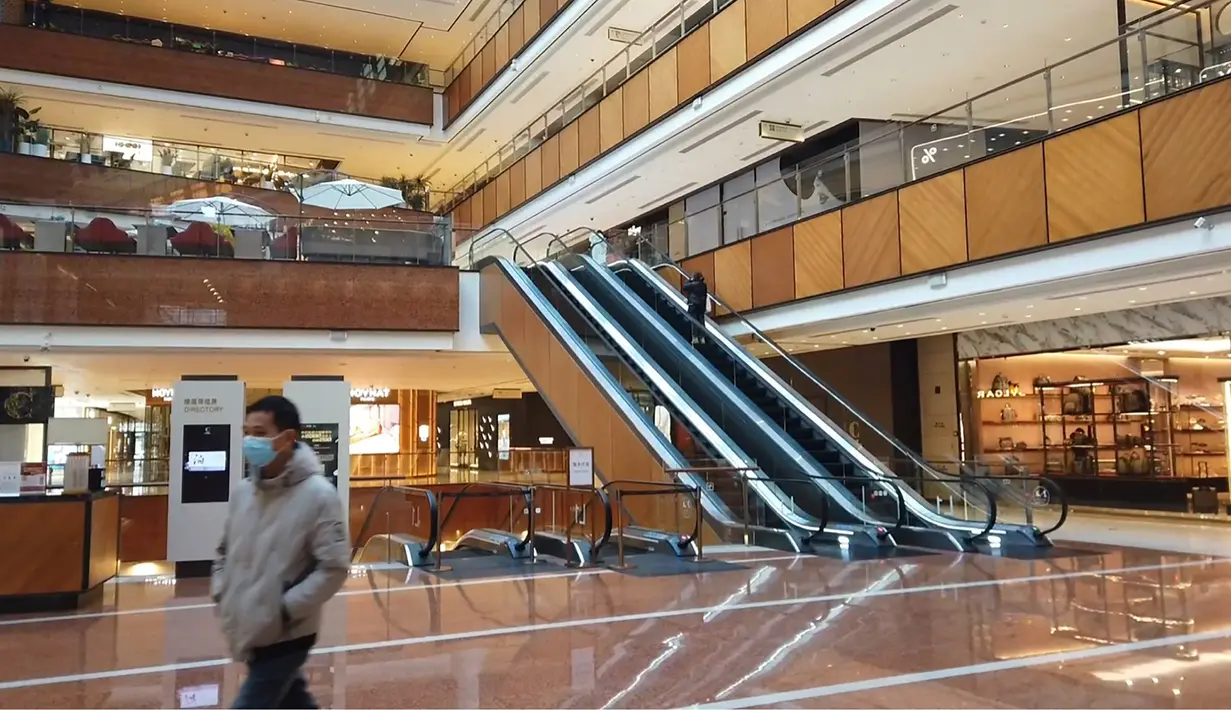 Tangkapan dari rekaman video AFPTV ini menunjukkan tampilan dalam sebuah pusat perbelanjaan di Beijing, Selasa (13/12/2022). Beberapa universitas di China mengatakan akan mengizinkan mahasiswanya menyelesaikan semester dari rumah dengan harapan mengurangi potensi wabah COVID-19 yang lebih besar selama kesibukan perjalanan Tahun Baru Imlek di bulan Januari mendatang. (Yuxuan ZHANG / AFP)