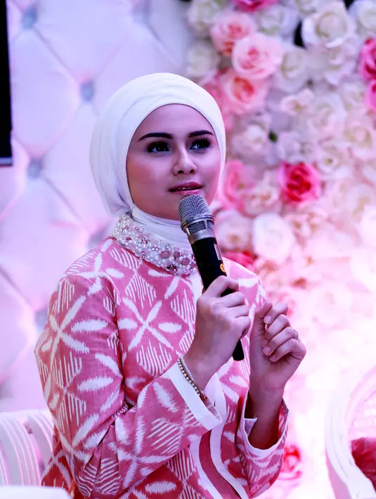 "Aku lebih suka pakai es batu yang diolesin ke wajah. Itu kebiasaan orang tua. Karena itu bisa meminimalis hadirnya jerawat," kata istri Prabu Revolusi ini di kawasan Wijaya, Jakarta Selatan, Selasa (1/9/2015). (Wimbarsana/Bintang.com)