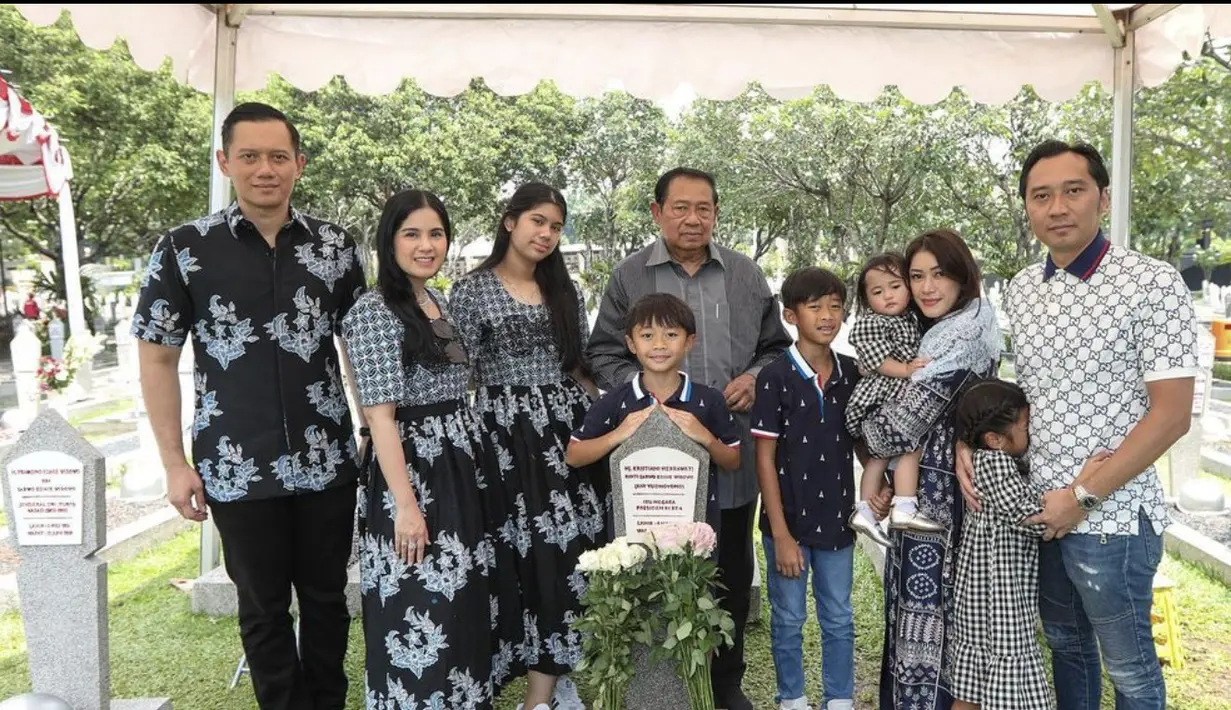 Dress batik dengan paduan kontras dua motif menambah kesan unik saat dikenakan. Optimalkan dengan heels untuk kesan classy yang sempurna. [Foto: Instagram/ Annisa Pohan]