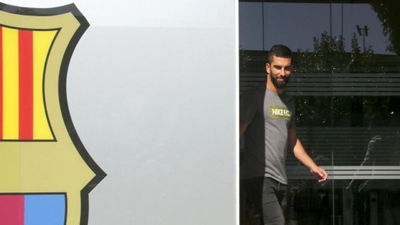 Wajah semringah Arda Turan tiba di markas Barcelona