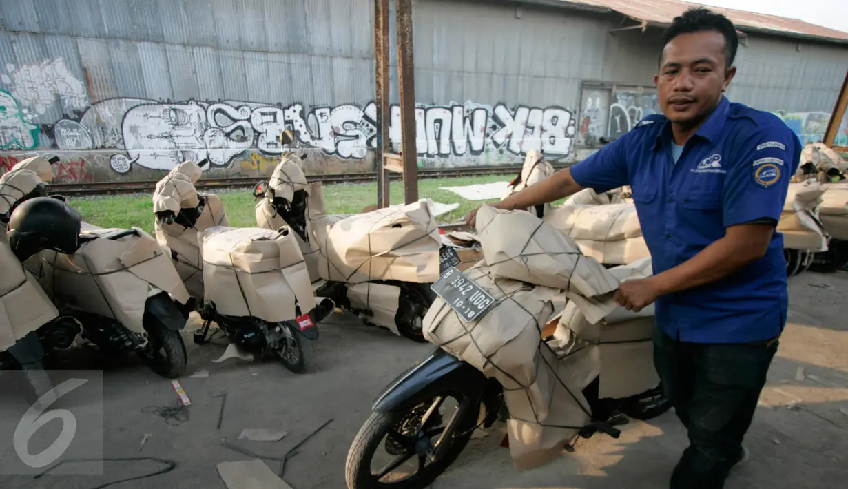 Petugas mendorong motor pemudik yang akan di berangkatkan dari stasiun Lempuyangan,Yogyakarta, (11/7). Program ini dilakukan untuk mengurangi jumlah pemudik yang menggunakan sepeda motor. (Boy Harjanto)