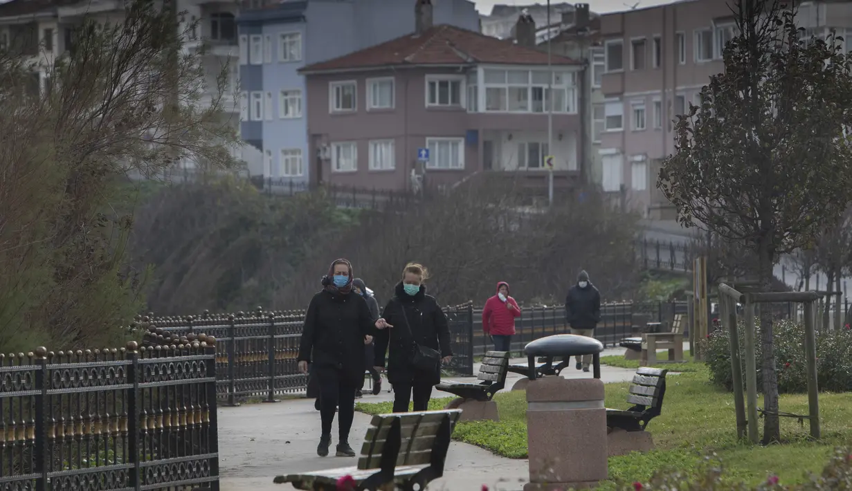 Orang-orang berjalan di Sile, sebuah kota nelayan kecil sekitar 70 kilometer dari Istanbul, Turki, pada 7 Desember 2020. Kekhawatiran akibat COVID-19 menyebabkan semakin banyak penduduk di kota terbesar Turki, Istanbul, pindah ke distrik tepi pantai terpencil kota tersebut. (Xinhua/Osman Orsal)