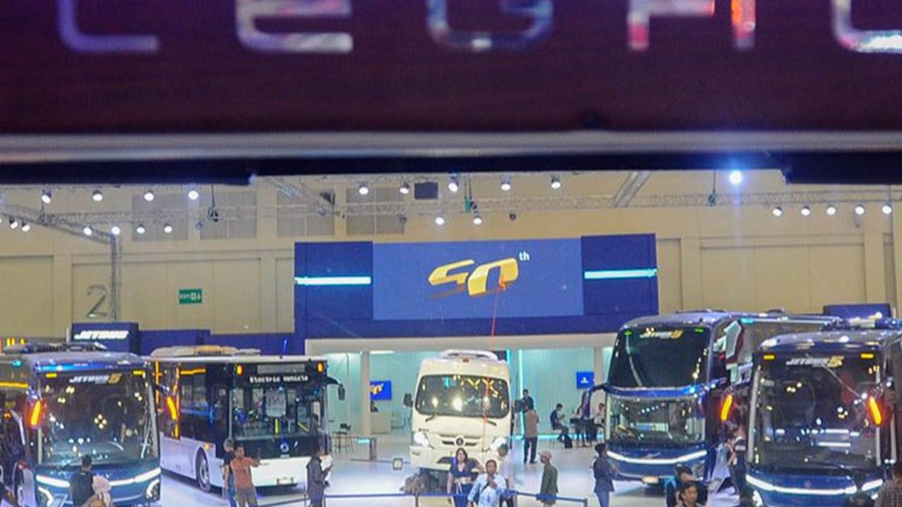 Para perusahaan karoseri itu saling memamerkan kemewahan bus buatannya, mulai dari desain eksterior hingga interior.