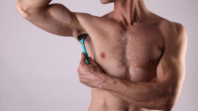 Pria mencukur bulu ketiak