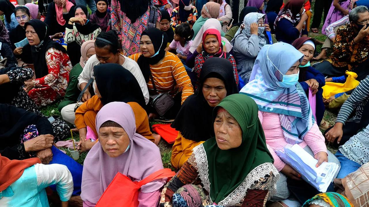 "Kita memberikan BLT ini karena trigger El Nino. Kenapa ke 18,8 juta? karena sudah ada nama, alamat, dan nomor account di Kementerian Sosial. Sehingga kita tidak mencari lagi siapa targetnya," ujarnya.