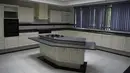 Pemandangan dapur rumah milik pengedar narkoba Meksiko Amado Carrillo Fuentes alias "El Senor de los Cielos" di kotamadya Alvaro Obregon, Mexico City, pada 14 September 2021. Rumah bernilai sekitar 3,8 juta dolar AS itu menjadi hadiah dalam undian besar Lotre Nasional Meksiko. (Xavier MARTINEZ/AFP)