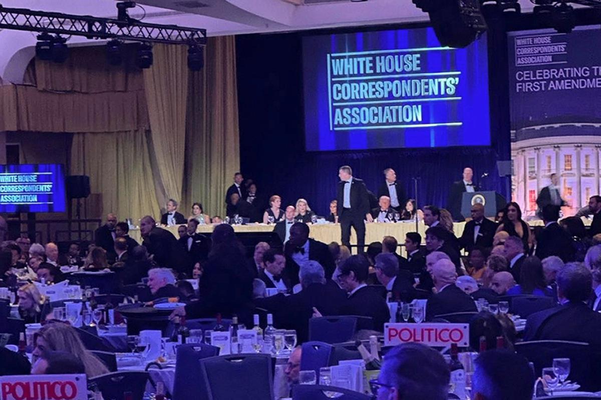 FOTO: Trump Dievakuasi Saat Tembakan Terdengar di Acara WHCA