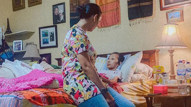 Kalina Ocktaranny menengok Een, ibunya (Foto: Instagram/@kalinaocktaranny)