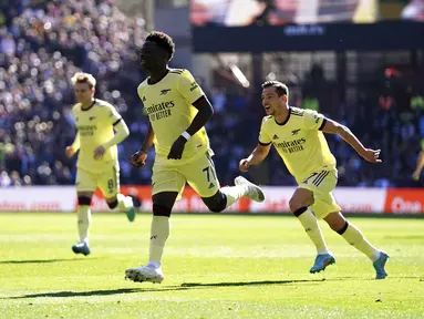 Gelandang Arsenal, Bukayo Saka (tengah) melakukan selebrasi usai mencetak gol ke gawang Aston Villa pada pertandingan lanjutan Liga Inggris di Villa Park, Birmingham, Inggris, Sabtu (19/3/2022). Arsenal menang tipis atas Aston Villa 1-0. (Nick Potts/PA via AP)