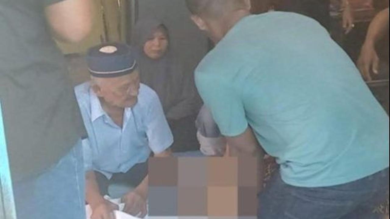Kemudian, tersangka dan rekannya menggotong korban ke motor untuk dibawa ke RS Siti Fatimah. Tersangka pun turut mengantar korban. Dia kabur begitu korban masuk IGD, karena khawatir banyak pertanyaan dari sekuriti maupun petugas