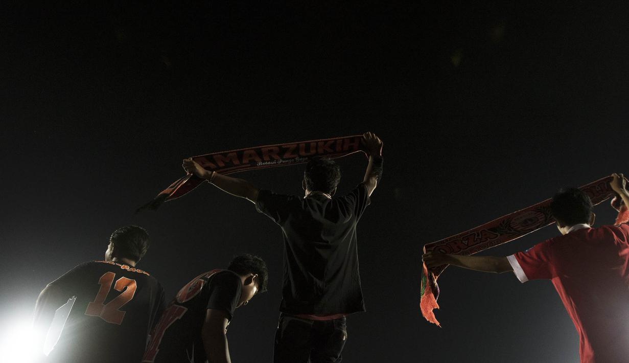 The Jakmania, membentangkan syal bernama Amarzukih, pada laga Piala Jenderal Sudirman melawan PBR di Stadion Kanjuruhan, Malang, Kamis (19/11/2015). (Bola.com/Vitalis Yogi Trisna)