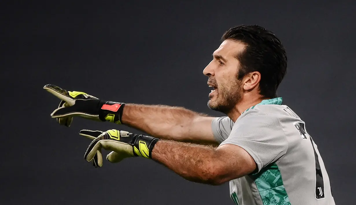 Kiper legendaris ini sudah membela Juventus sejak 2001 silam. Namun di sela-sela perjalanan kariernya Gianluigi Buffon sempat singgah ke klub lain yakni PSG. Sayangnya, kiprahnya tak bertahan lama yakni hanya semusim saja sebelum akhirnya ia memutuskan kembali ke Juventus. (AFP/Marco Bertorello)