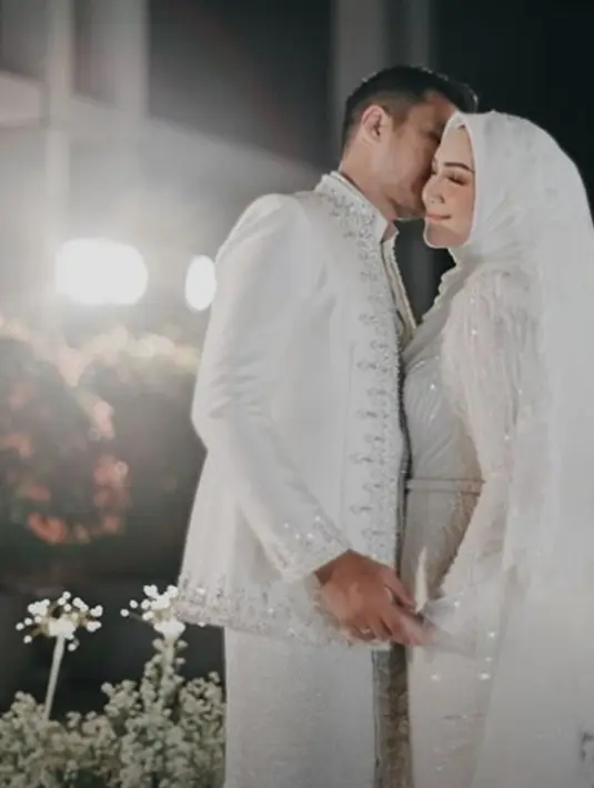 <p>Melody Prima baru saja melangsungkan pernikahannya yang kedua, dengan Ilham Akbar Prawira. Penampilannya anggun nan elegan di momen penting dan bahagia ini menarik untuk disimak. [Foto: Instagram/melodyprima]</p>