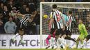 Bek Newcastle United, Dan Burn mencetak gol ketiga timnya ke gawang Fulham melalui sundulan kepala pada laga pekan ke-17 Liga Inggris 2023/2024 di St James' Park, Newcastle, Sabtu (16/12/2023). (PA via AP Photo/Owen Humphreys)