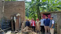 Bupati Jepara Witiarso Utomo bersama Wabup Hajar serahkan bantuan ke Mbah Darwati. (Liputan6.com/Arief Pramono)