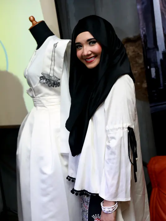 Mengangkat tema Batavia menjadi tantangan bagi Zaskia. Pasalnya, ia biasa menggunakan warna monokrom sedangkan kali ini ia akan bermain warna di detail yang menunujukkan corak unik. (Wimbarsana/Bintang.com)