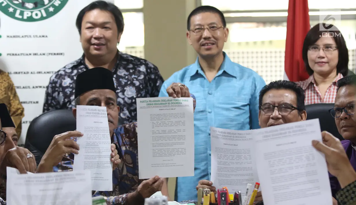 Perwakilan Ormas Keagamaan se-Indonesia menunjukkan surat pernyataan sikap terkait insiden terhadap umat islam di Selandia Baru, Jakarta, Sabtu (16/3). Mereka mengecam keras tindakan terorisme di Selandia Baru. (Liputan6.com/Helmi Fithriansyah)