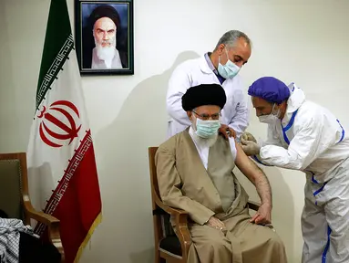 Pemimpin tertinggi Iran, Ayatollah Ali Khamenei mendapat dosis vaksin Covid-19 buatan lokal, COV-Iran Barekat, di Teheran, Jumat (25/6/2021). Ayatollah Ali Khamenei mengaku tidak tertarik mengambil vaksin buatan luar negeri karena menurutnya lebih baik menunggu vaksin Iran. (KHAMENEI.IR / AFP)