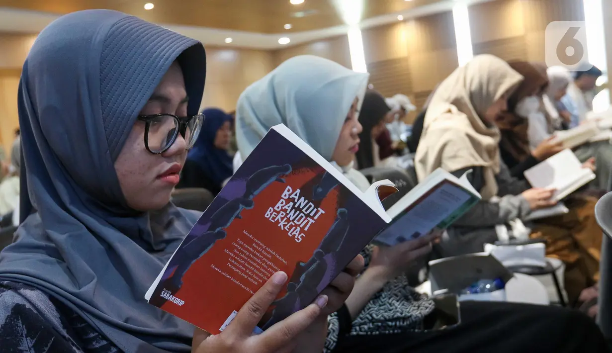 Hari Buku Nasional bisa jadi momen yang tepat untuk mendekatkan diri dengan buku. (Liputan6.com/Herman Zakharia)