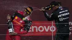 Pembalap Ferrari Carlos Sainz (kiri) melakukan selebrasi dengan pembalap Mercedes Lewis Hamilton di podium setelah memenangkan balapan F1 GP Inggris 2022 di Sirkuit Silverstone, Silverstone, Inggris, 3 Juli 2022. F1 GP Inggris 2022 dimenangkan oleh Carlos Sainz, selanjutnya diikuti Sergio Perez dan Lewis Hamilton. (AP Photo/Matt Dunham)