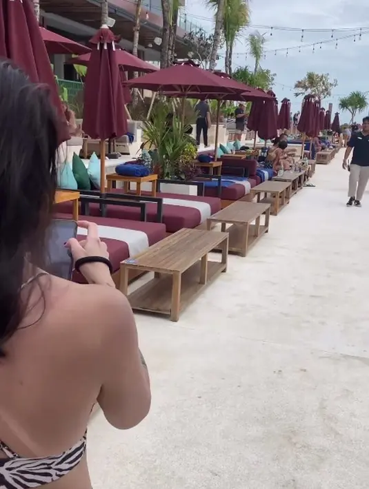 Sesampainya di pesisir pantai, ia tampil dengan bikini bercorak zebra. [Instagram @mieke_amalia]