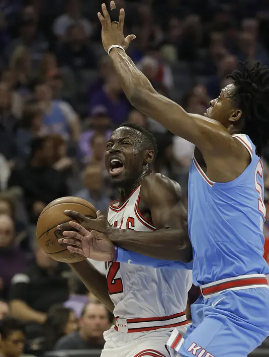 Pemain Chicago Bulls, Jerian Grant (kiri) berusaha melewati adangan pemain Sacramento Kings, De'Aaron Fox pada lanjutan NBA basketball game di Golden 1 Center, Sacramento, (5/2/2018). Kings menang  104-98. (AP/Rich Pedroncelli)