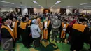 Enam Hakim Agung baru mendapat ucapan selamat usai pelantikan yang dipimpin Ketua Mahkamah Agung (MA) Muhammad Hatta Ali di Gedung sekretariat MA, Jakarta, Rabu (5/8/2015).  (Liputan6.com/Faizal Fanani)