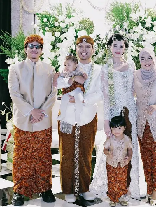 <p>Aurel Hermansyah tampil dengan kebaya encim warna coklat dengan aksen beads dipadukan kain batik coklat serasi dengan kedua putrinya. [@attahalilintar]</p>