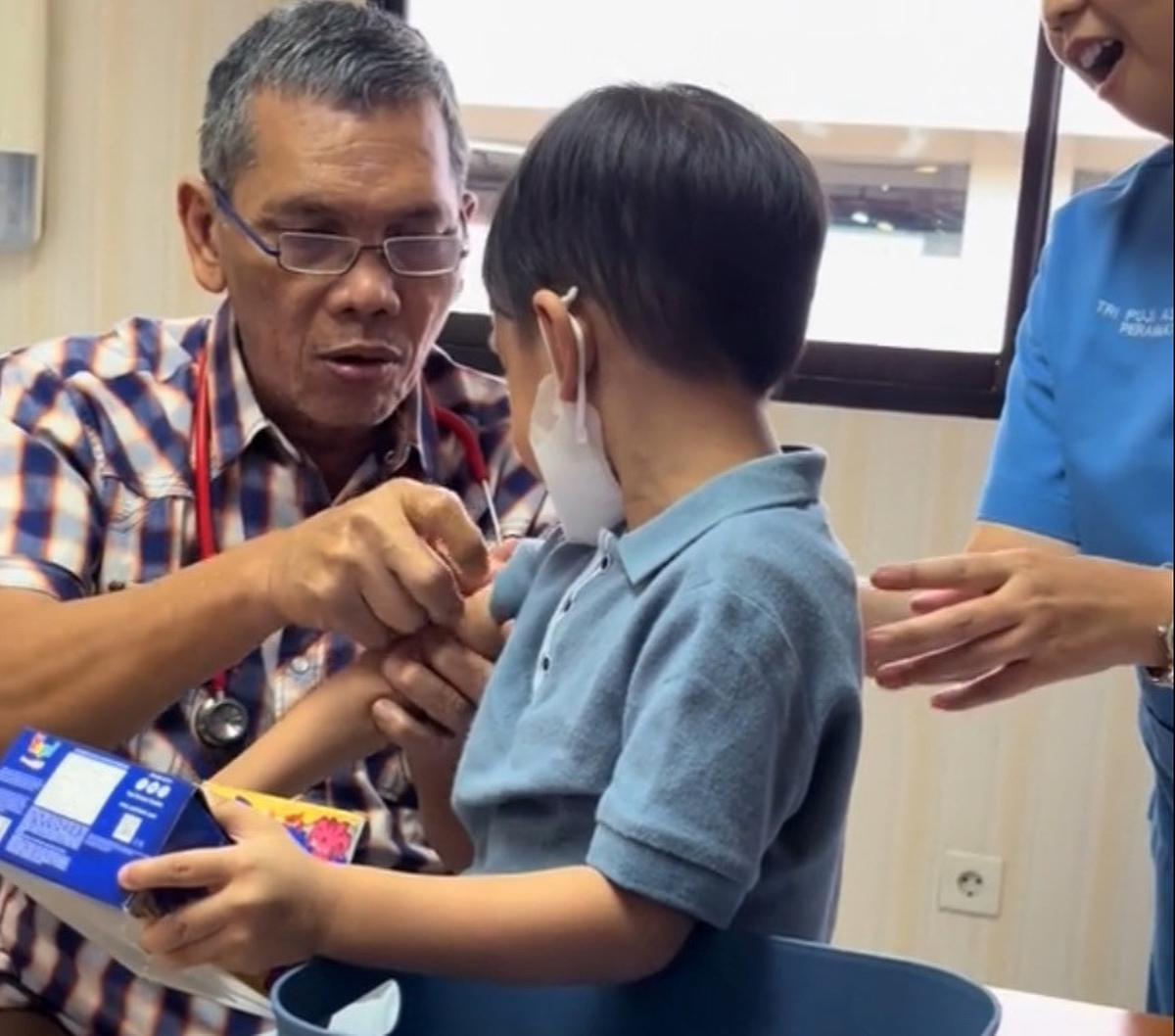 "Ini yang dihitung nih (mendistraksi ke arah permen). Ini gosok-gosok doang (sambil menunjukkan kapas dingin). Kasih plester, mana nih plesternya nih," tuturnya mengakhiri sesi.<br>