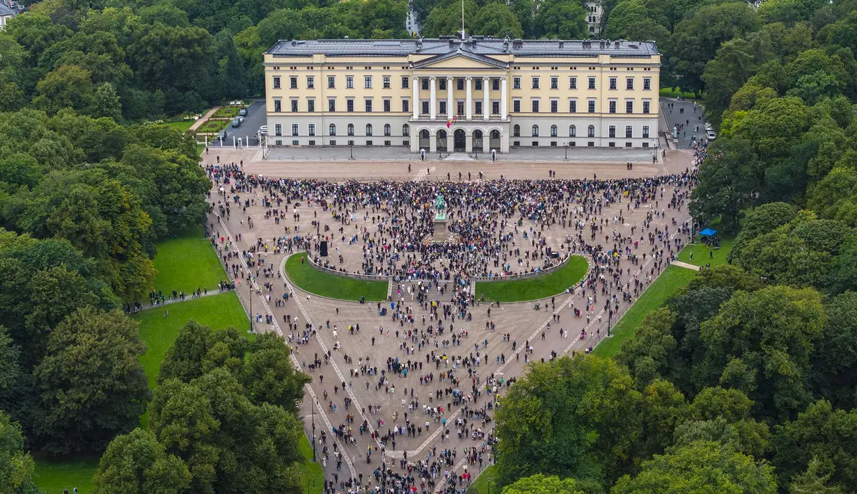 Warga memadati Palace Square di Oslo, tempat lilin dan bunga diletakkan setelah pengumuman wafatnya Raja Harald V di Oslo, Norwegia, Jumat, 28 Agustus 2026. (AFP/ NTB/ Cornelius Poppe)