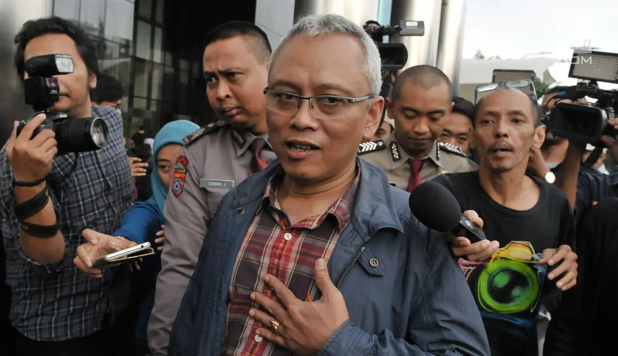 Anggota Komisi II DPR Arif Wibowo menjawab pertanyaan wartawan usai menjalani pemeriksaan di gedung KPK, Jakarta, Rabu (5/7). Arif Wibowo diperiksa sebagai saksi dalam kasus dugaan korupsi proyek pengadaan e-KTP. (Liputan6.com/Helmi Afandi)