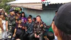 Musisi Ahmad Dhani mendatangi lokalisasi Kalijodo, Penjaringan, Jakarta, Senin (15/2). Bakal calon gubernur DKI Jakarta itu mengenakan seragam loreng Banser saat blusukan ke kawasan esek-esek yang terancam digusur Pemprov DKI tersebut (Foto : Muslim AR)
