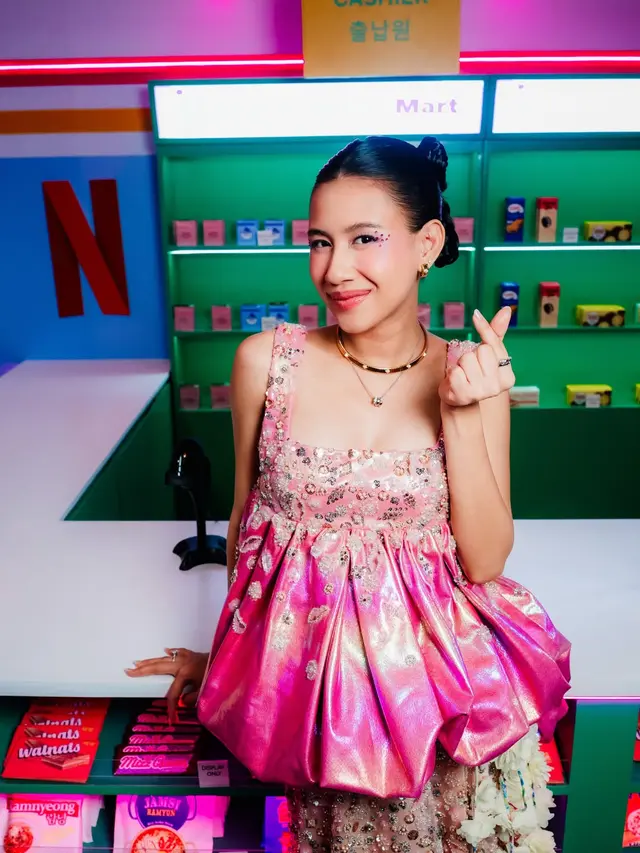 Bak Idol K-Pop, Makeup Shenina Cinnamon dengan Rhinestone di Press Conference Night Shift for Cuties Curi Perhatian