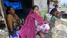 Warga Bongkaran Tanah Abang memanfaatkan puing-puing untuk membuat 'rumah darurat', Kawasan Bongkaran, Tanah Abang, Jakarta, Rabu (21/1/2015). (Liputan6.com/Miftahul Hayat)