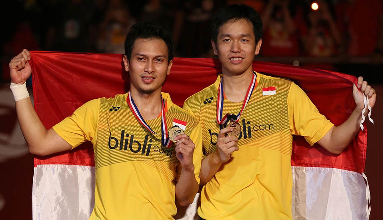 4. Pebulutangkis ganda putra Indonesia, Mohammad Ahsan/Hendra Setiawan, sukses menjadi juara dunia 2015. Mereka mengalahkan pasangan Tiongkok, Liu Xiaolong/Qiu Zihan pada partai final. (Bola.com/Arief Bagus)