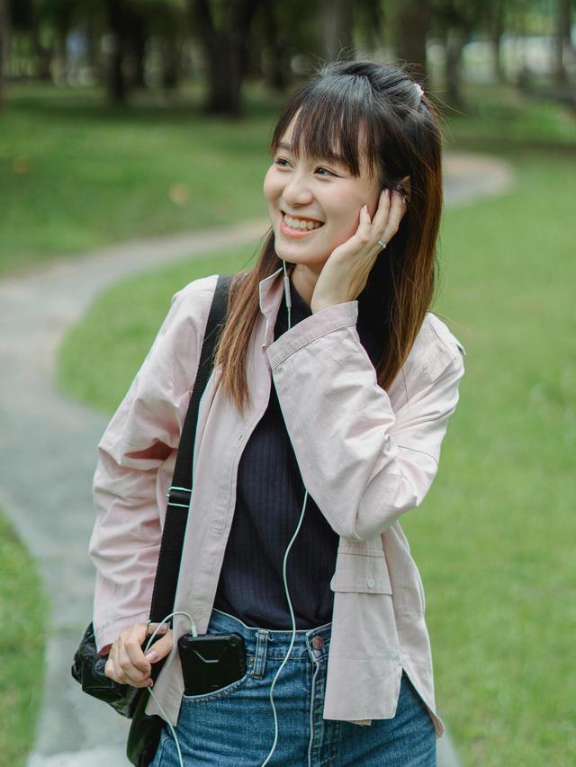 2. Berjalan Santai sambil Mendengarkan Podcast Favorit