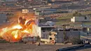 Ledakan terlihat menyusul serangan udara pemerintah Suriah yang dilaporkan di distrik pemukiman Maaret al-Numan, barat laut Provinsi Idlib, Suriah, 18 Desember 2019. (Photo by Omar HAJ KADOUR/AFP)